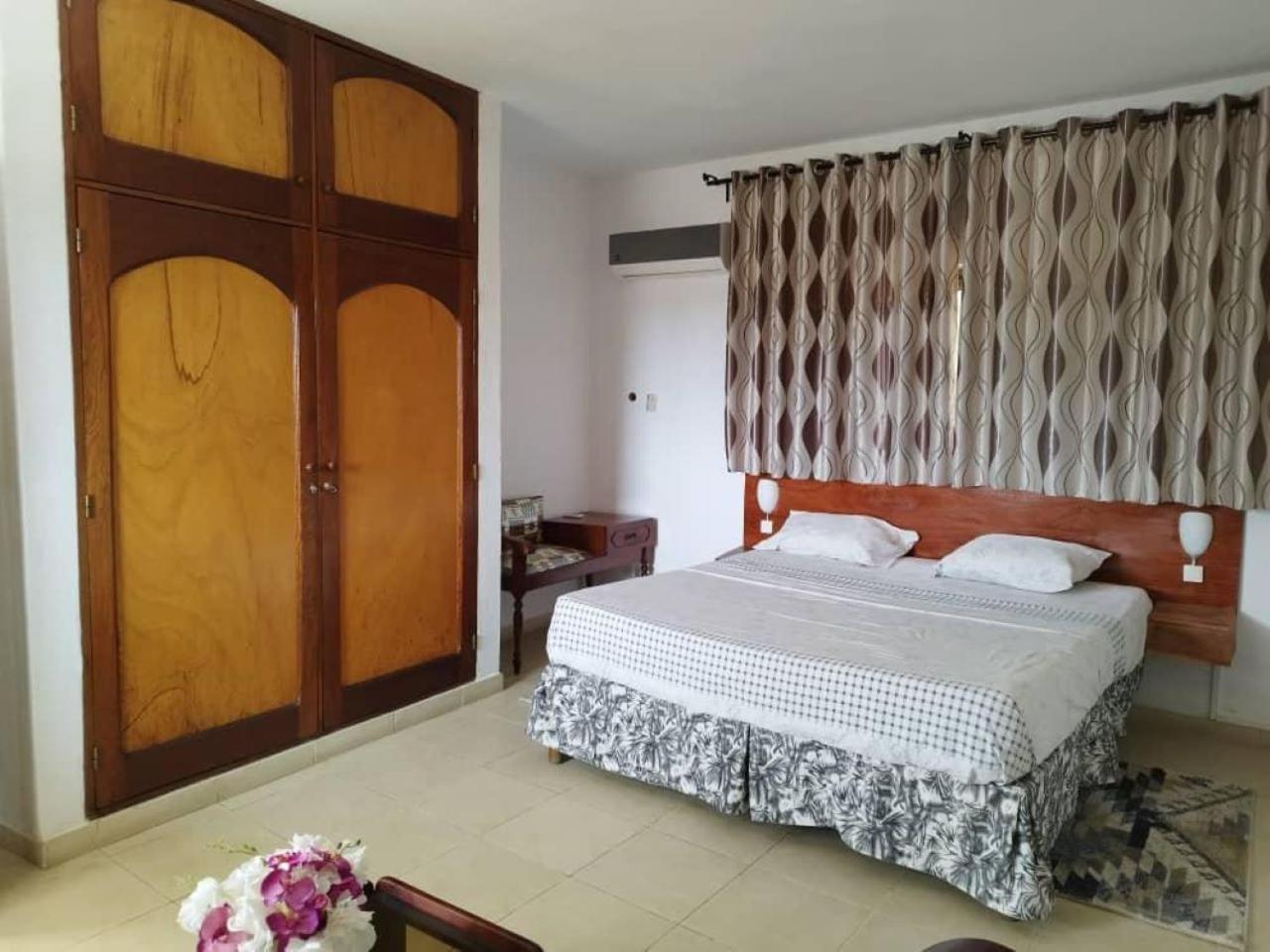 Rosalie'S Suites Lome Luaran gambar